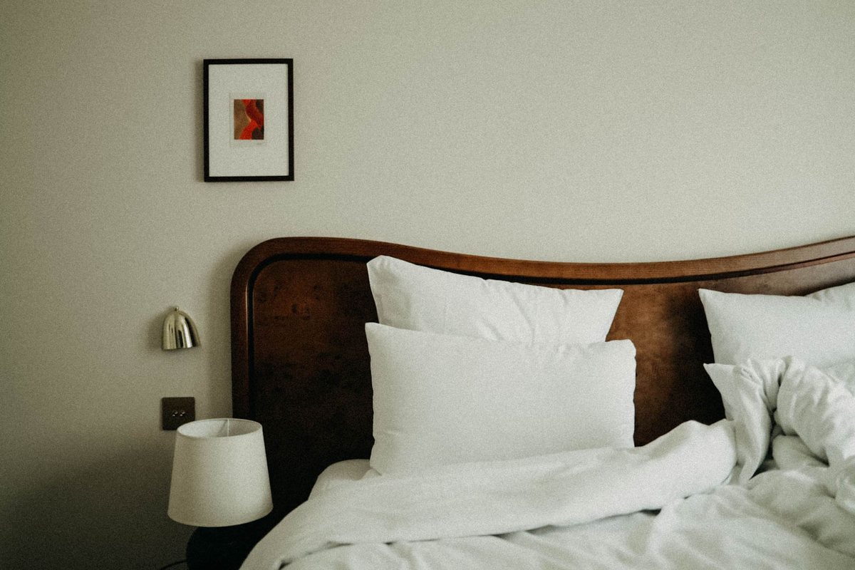 A Belt Room with a queen bed and reading lamp